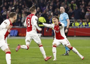 Un penalti en la prórroga salva al Ajax de la eliminación