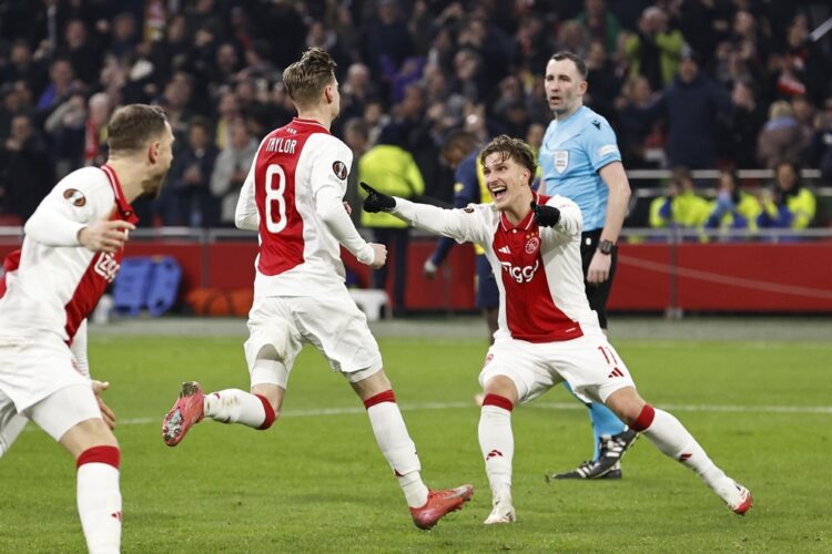 Un penalti en la prórroga salva al Ajax de la eliminación