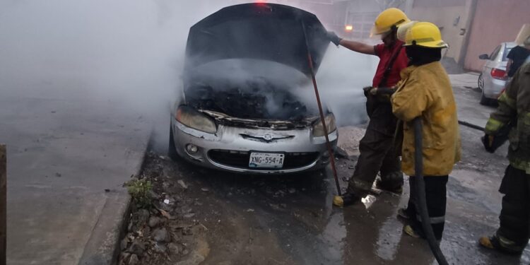 Se incendia auto