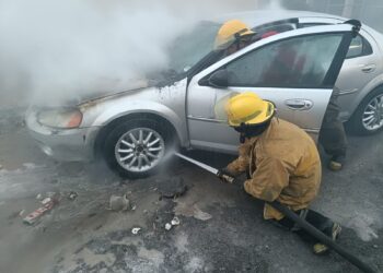 Se incendia auto