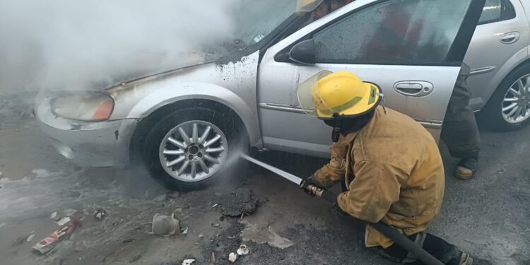 Se incendia auto
