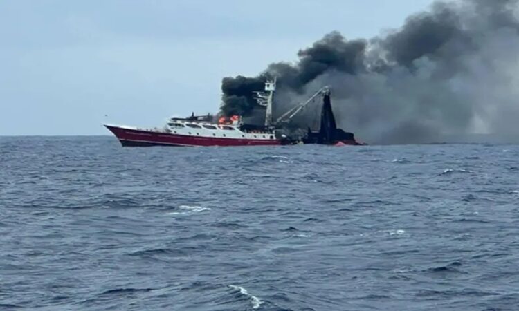 Guardia Costera rescata a pescadores tras incendio en Chiapas