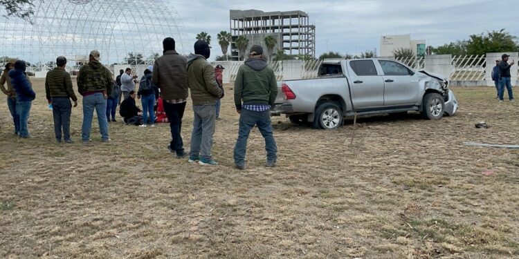 Vuelca su camioneta y resulta herido