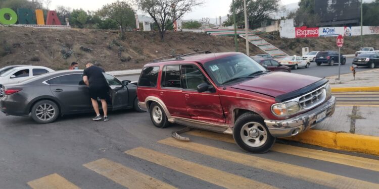 Fuerte choque vehicular en Av. del Estudiante en Cd. Victoria; mujer herida y hospitalizada