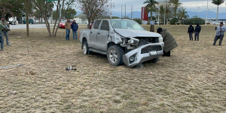 Vuelca su camioneta y resulta herido