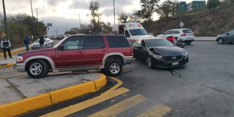 Fuerte choque vehicular en Av. del Estudiante en Cd. Victoria; mujer herida y hospitalizada