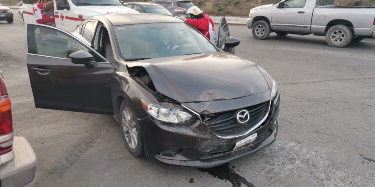 Fuerte choque vehicular en Av. del Estudiante en Cd. Victoria; mujer herida y hospitalizada