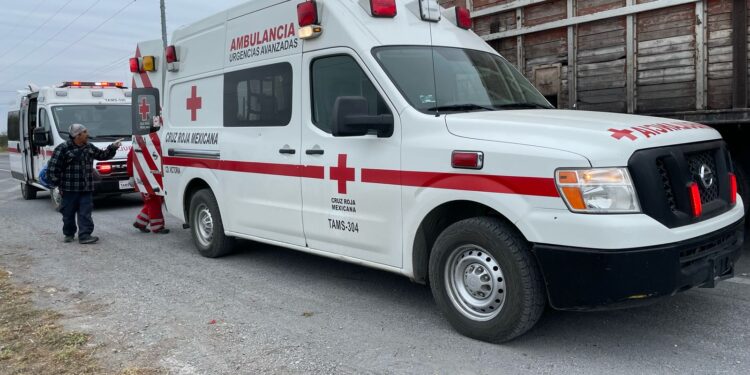 Vuelca su camioneta y resulta herido