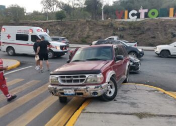 Fuerte choque vehicular en Av. del Estudiante en Cd. Victoria; mujer herida y hospitalizada