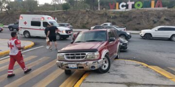 Fuerte choque vehicular en Av. del Estudiante en Cd. Victoria; mujer herida y hospitalizada