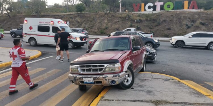 Fuerte choque vehicular en Av. del Estudiante en Cd. Victoria; mujer herida y hospitalizada