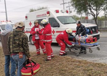 Vuelca su camioneta y resulta herido