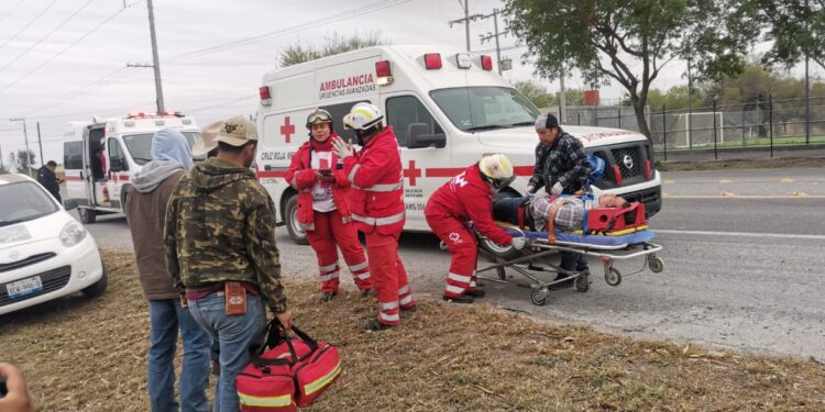 Vuelca su camioneta y resulta herido