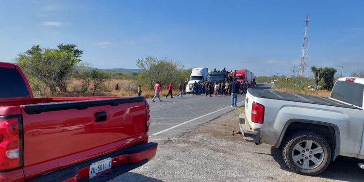 Comerciantes de autos usados bloquean carretera en San Fernando