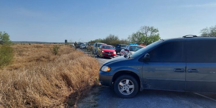 Comerciantes de autos usados bloquean carretera en San Fernando