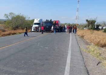Comerciantes de autos usados bloquean carretera en San Fernando