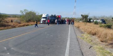 Comerciantes de autos usados bloquean carretera en San Fernando