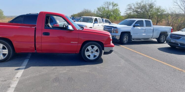 Comerciantes de autos usados bloquean carretera en San Fernando