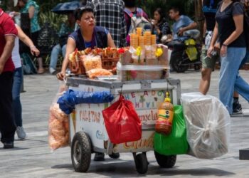 SEP prohíbe refrescos y comida chatarra en escuelas de México