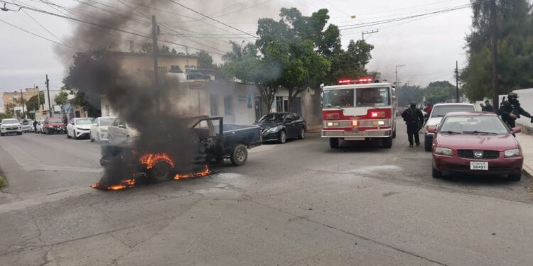 Se incendia camioneta por corto circuito