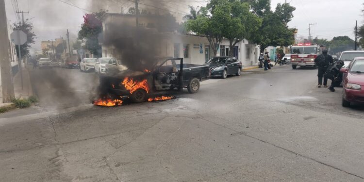 Se incendia camioneta por corto circuito