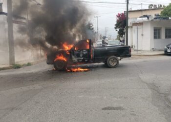 Se incendia camioneta por corto circuito