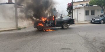 Se incendia camioneta por corto circuito