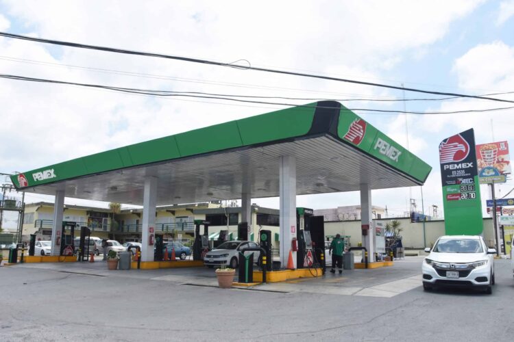 Critican gasolineros intento por controlar precios