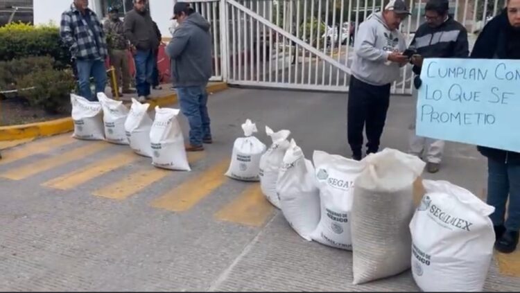 Protestan en Segalmex productores de frijol