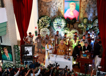 Fans y artistas rinden homenaje a Paquita La del Barrio