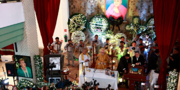 Fans y artistas rinden homenaje a Paquita La del Barrio