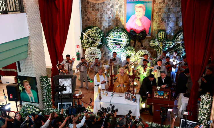 Fans y artistas rinden homenaje a Paquita La del Barrio
