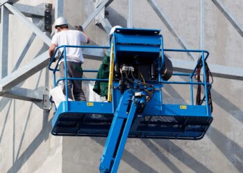 Plataformas de elevación: ¿cuál es la ideal para tu industria?