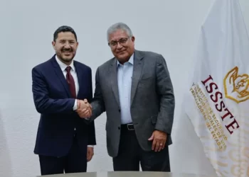 Reforma a la Ley del ISSSTE no afecta a maestros aduce Batres ante SNTE