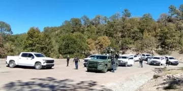 Hallan tres cuerpos calcinados al interior de una camioneta blindada