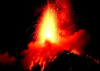 Volcán de Fuego entra en erupción en Guatemala; evacúan a 125 familias