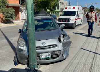 Choca contra camioneta, se estrella en poste de alumbrado y va a dar al hospital