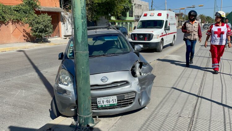 Choca contra camioneta, se estrella en poste de alumbrado y va a dar al hospital