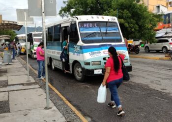 Multas de 45 mil pesos a concesionarios de microbuses que suban tarifas en forma arbitraria