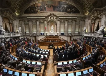Cae el gobierno de Portugal tras perder el primer ministro una moción de confianza