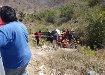 Volcadura de autobús deja saldo de 18 muertos y 24 heridos en Oaxaca