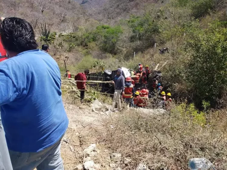 Volcadura de autobús deja saldo de 18 muertos y 24 heridos en Oaxaca