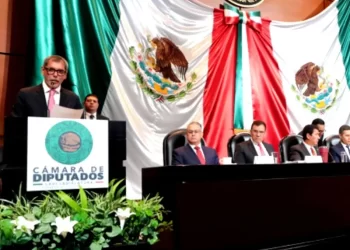 Edgar Amador Zamora comparece ante diputados; presenta proyecto en Hacienda