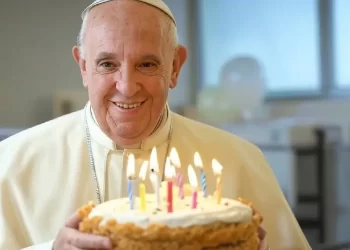 El Papa Francisco celebra 12 años de pontificado con un pastel en el hospital