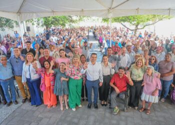 Con la voluntad de ayudar, Lalo y Lucy entregan apoyos alimentarios.