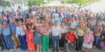 Con la voluntad de ayudar, Lalo y Lucy entregan apoyos alimentarios.