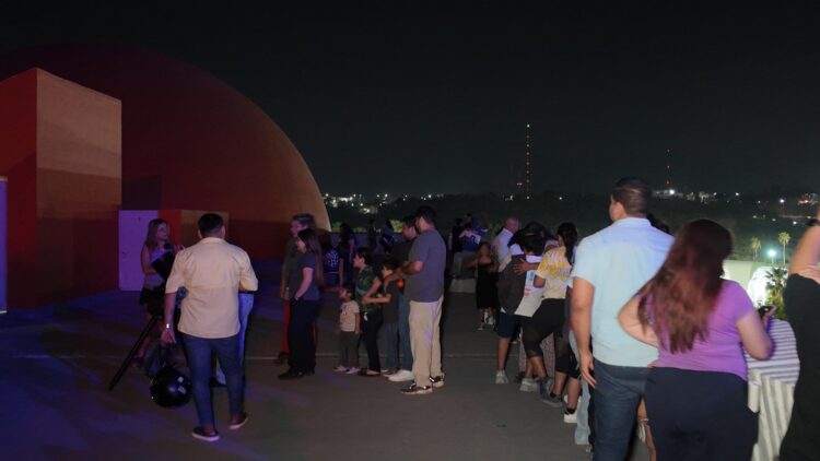 Viven familias la magia del eclipse lunar en el campamento del planetario de C. Victoria, Tamaulipas