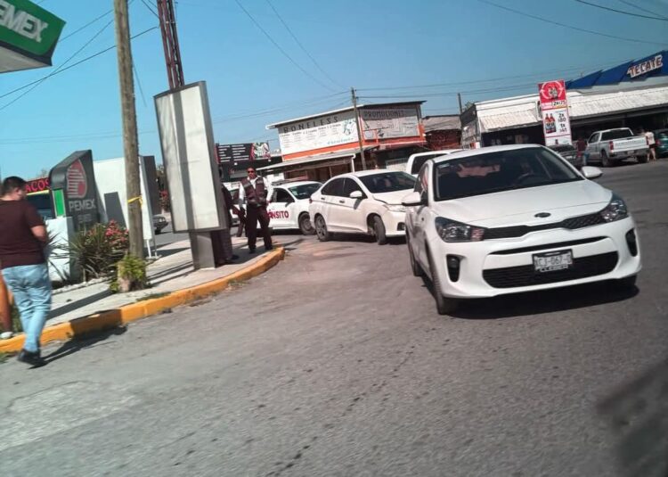 Chocan autos de reciente modelo en Av. Tenochtitlan de Cd. Victoria