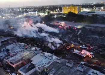 Abate Protección Civil gran incendio en la zona urbana de Altamira, Tamaulipas