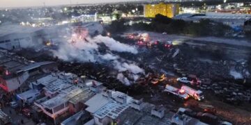 Abate Protección Civil gran incendio en la zona urbana de Altamira, Tamaulipas
